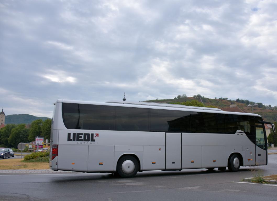 Setra 415 GT-HD von LIEDL Reisen aus Ober�sterreich 2017 in Krems.