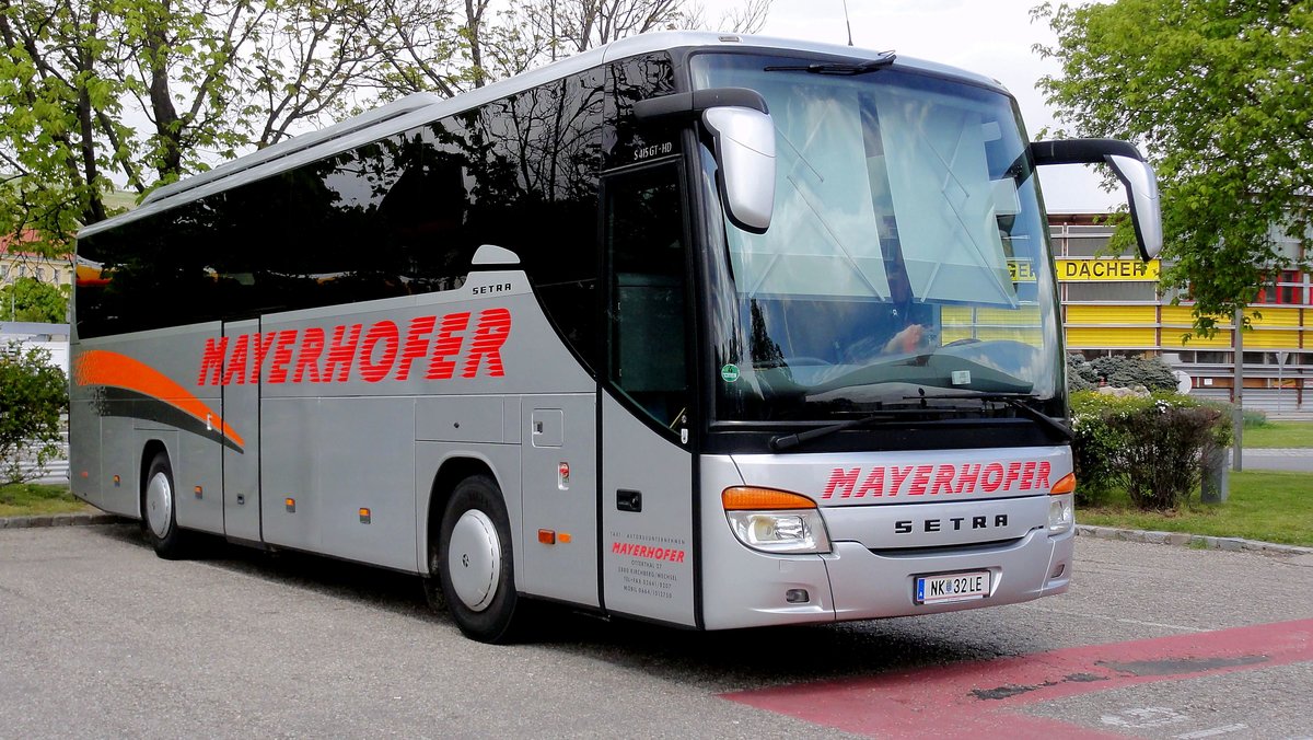 Setra 415 GT-HD von Mayerhofer Reisen aus �sterreich in Krems gesehen.