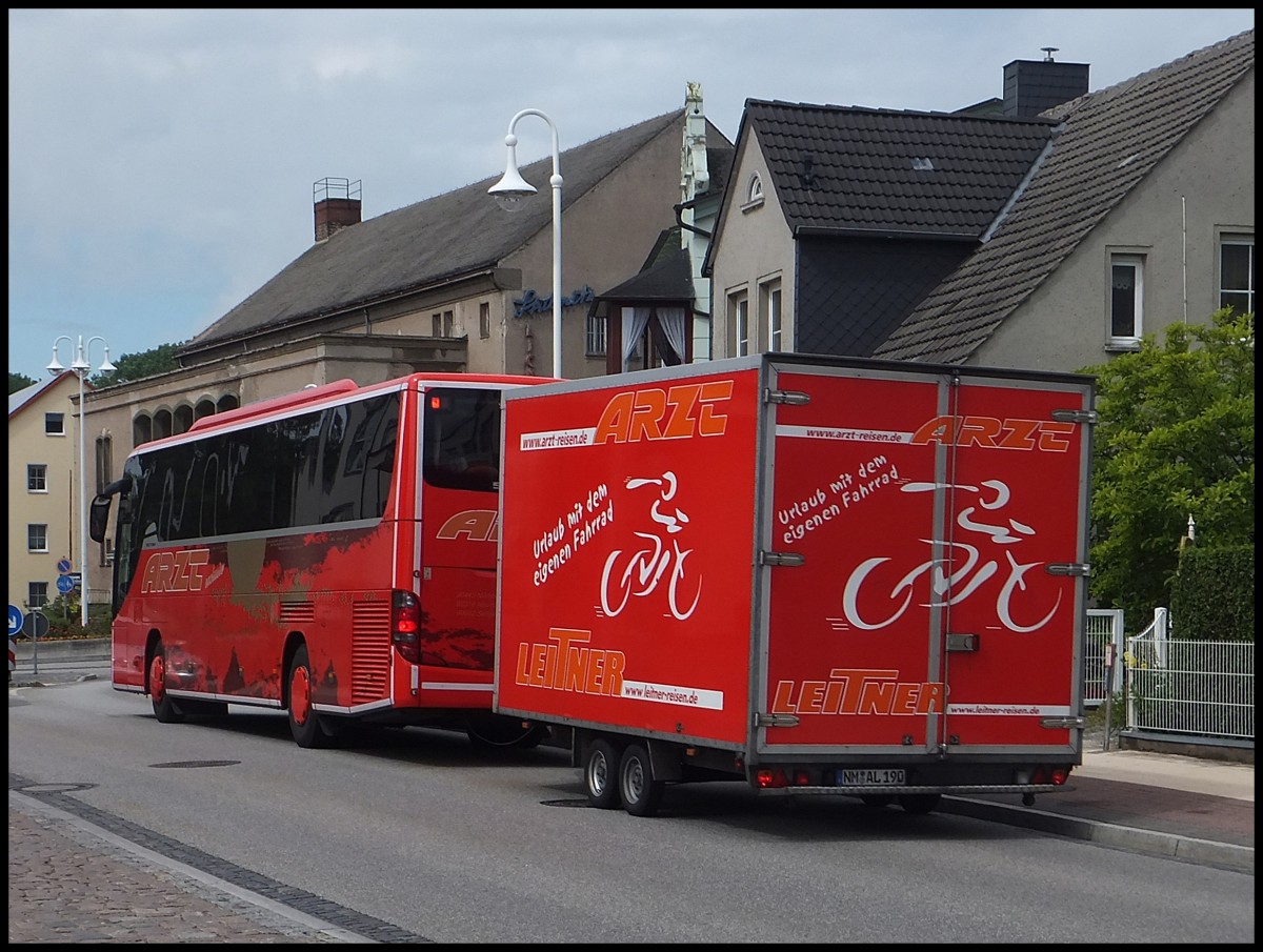 Setra 415 GT-HD mit Radanh�nger von Arzt aus Deutschland in Sassnitz.