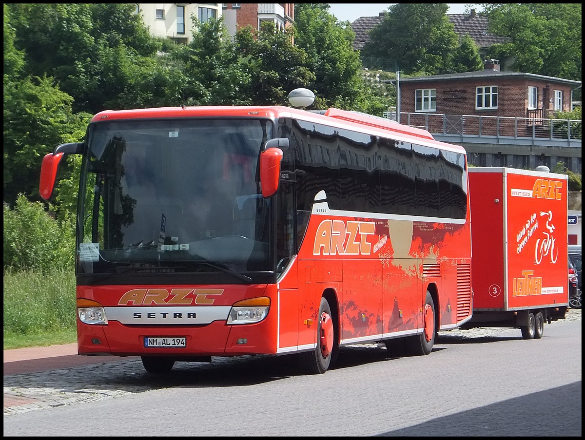 Setra 415 GT-HD mit Radanhnger von Arzt aus Deutschland im Stadthafen Sassnitz.