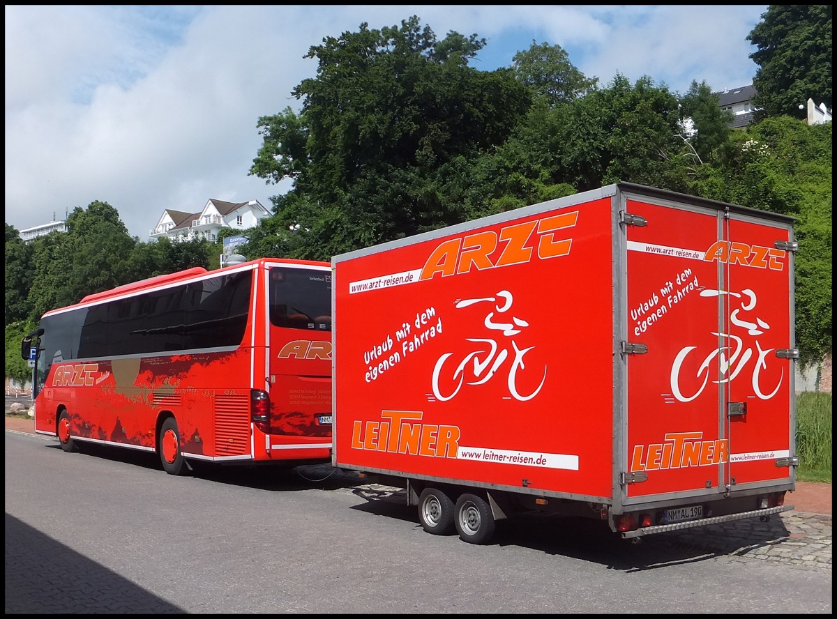 Setra 415 GT-HD mit Radanh�nger von Arzt aus Deutschland im Stadthafen Sassnitz.