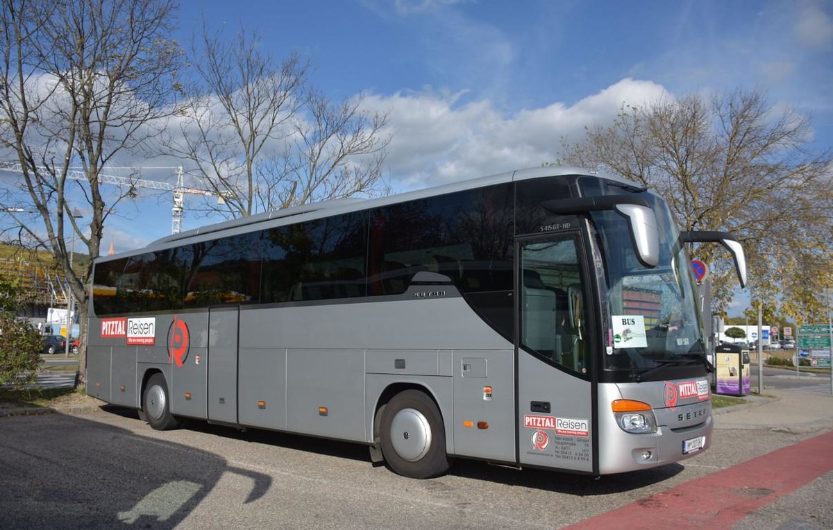 Setra 415 GT-HD von Pitztal Reisen aus �sterreich 10/2017 in Krems.