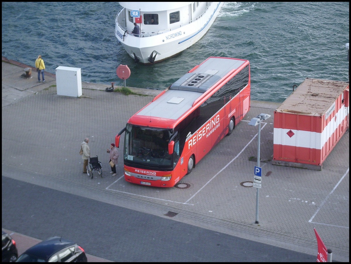 Setra 415 GT-HD vom Reisering Hamburg aus Deutschland im Stadthafen Sassnitz.