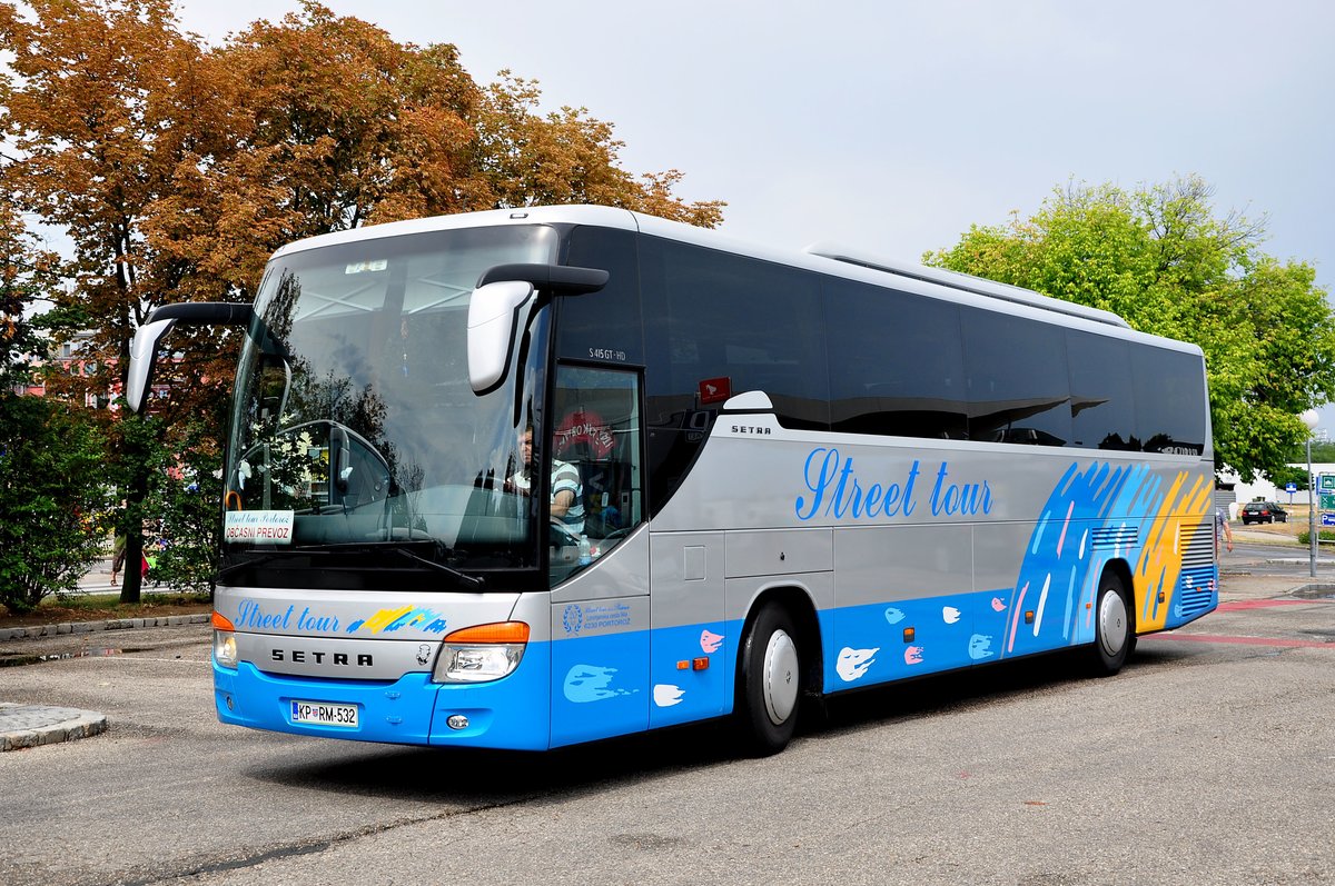 Setra 415 GT-HD von Street tour aus SLO in Krems gesehen.