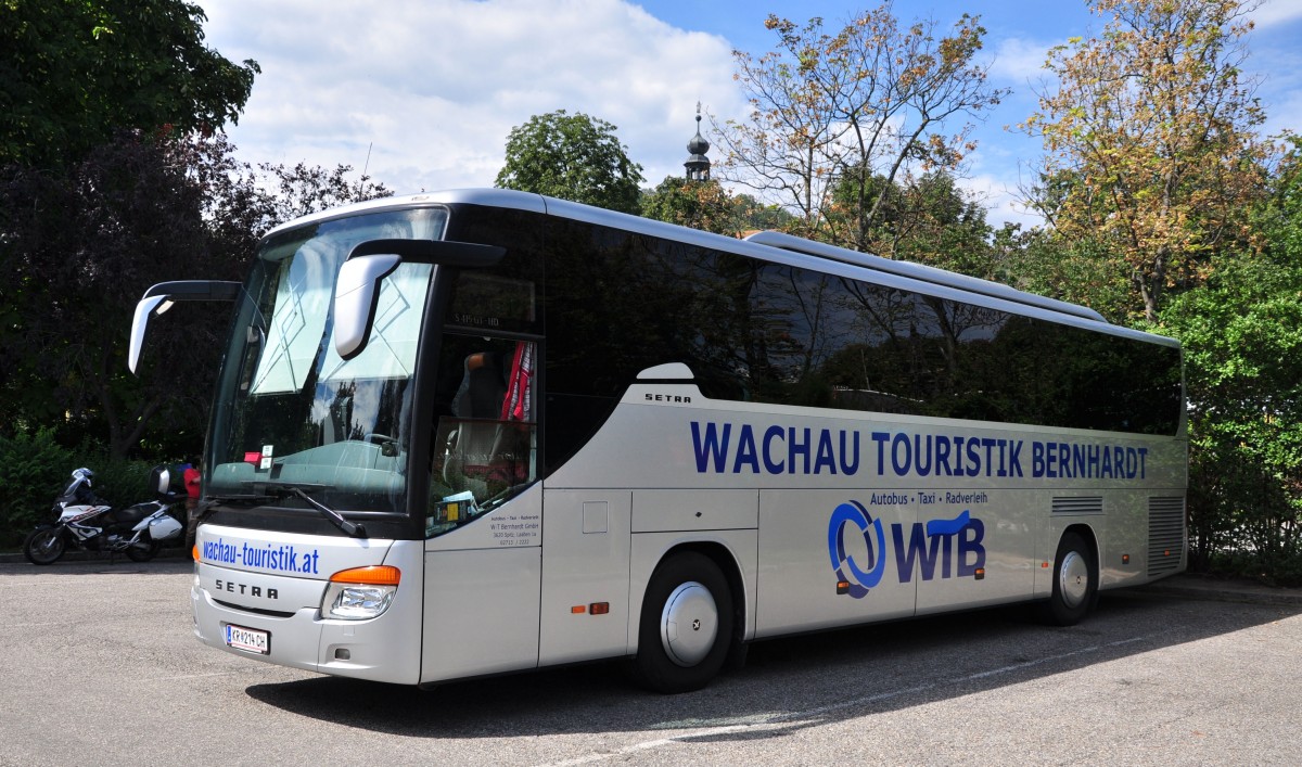 Setra 415 GT-HD von der Wachau Touristik Bernhardt aus Spitz an der Donau/Niedersterreich am 29.August 2014 in Krems gesehen.