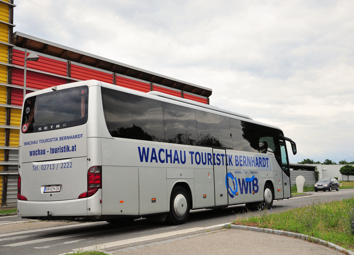 Setra 415 GT-HD von der Wachau Touristik Bernhardt (WTB) aus Nieder�sterreich in Krems gesehen.