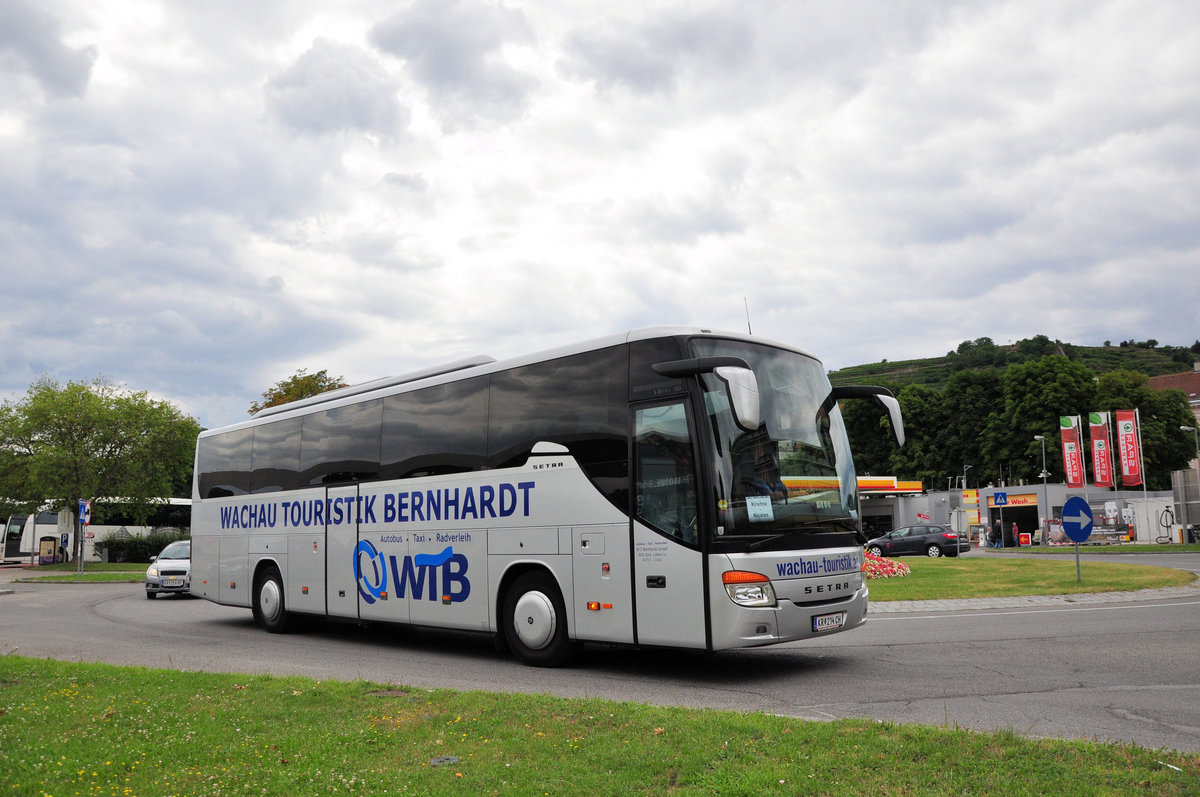 Setra 415 GT-HD von der Wachau Touristik Bernhardt (WTB) aus Nieder�sterreich in Krems gesehen.
