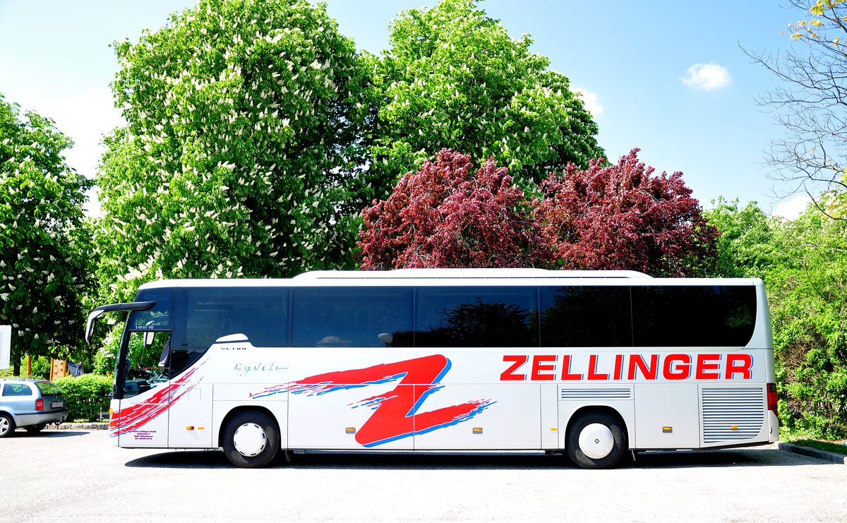 Setra 415 GT-HD von Zellinger Reisen aus �sterreich in Krems gesehen.