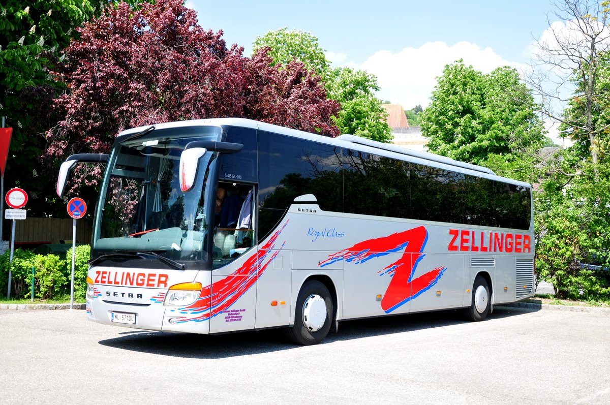 Setra 415 GT-HD von Zellinger Reisen aus �sterreich in Krems gesehen.
