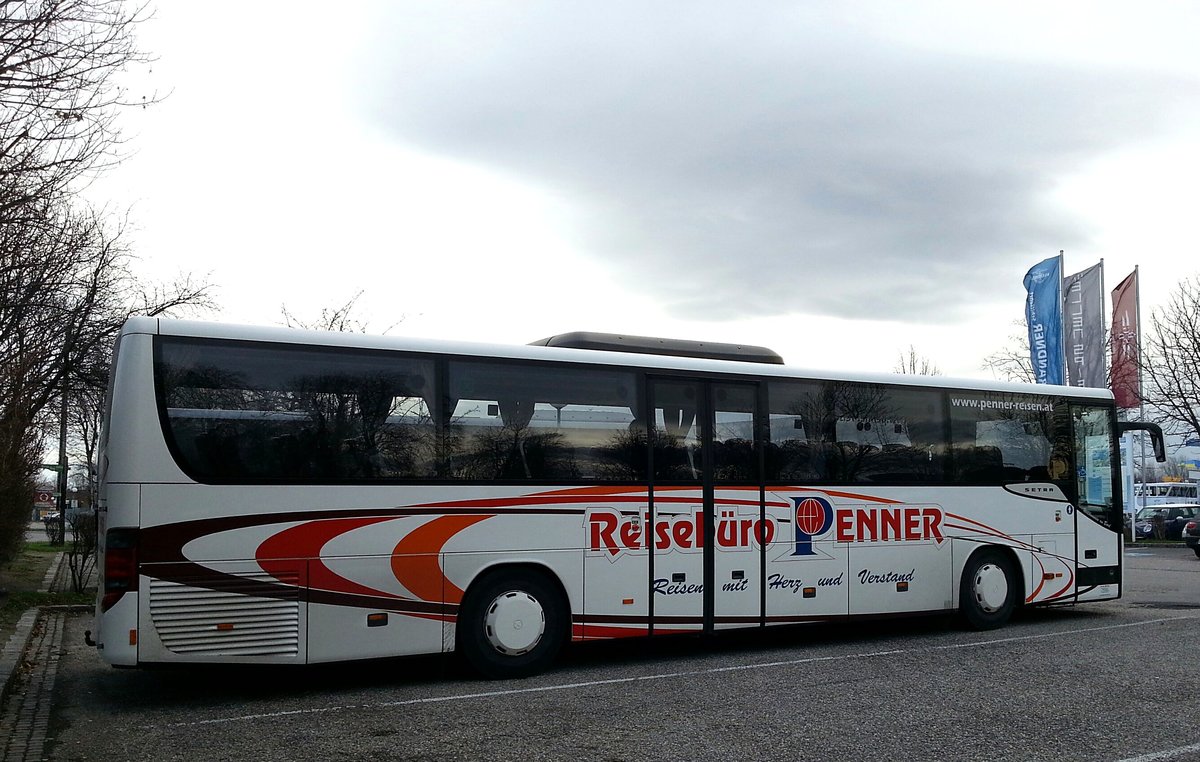 Setra 415 H vom Reiseb�ro Penner aus Nieder�sterreich in Krems gesehen.
