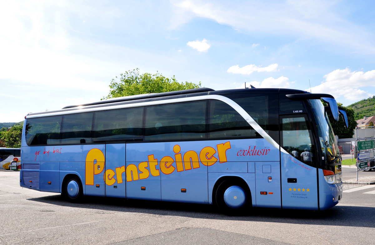 Setra 415 HD von Pernsteiner Reisen aus �sterreich in Krems gesehen.