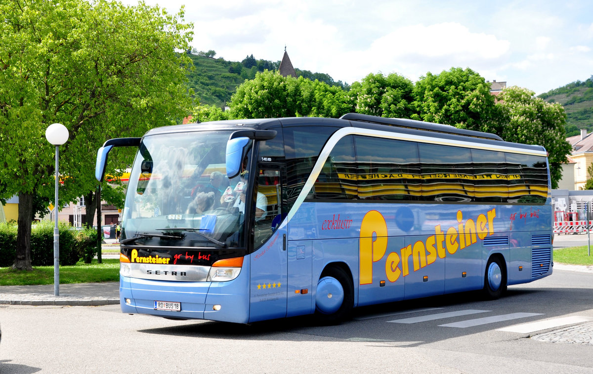 Setra 415 HD von Pernsteiner Reisen aus �sterreich in Krems gesehen.