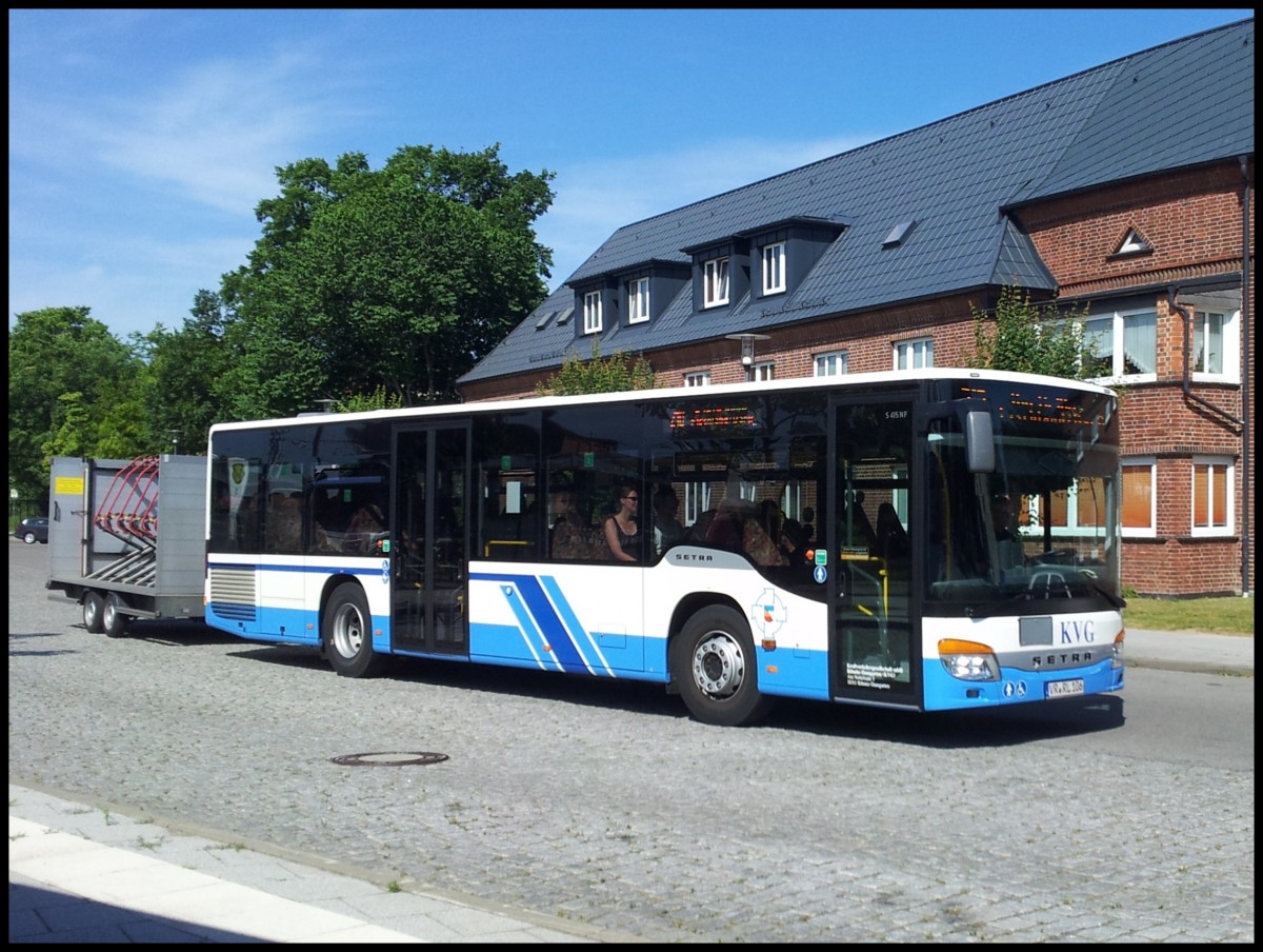 Setra 415 NF mit H�nger der Kraftverkehrsgesellschaft mbH Ribnitz-Damgarten in Ribnitz-Damgarten.