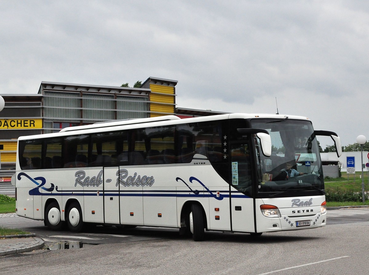 Setra 416 GT-HD von Raab Reisen aus �sterreich am 21.5.2015 in Krems.