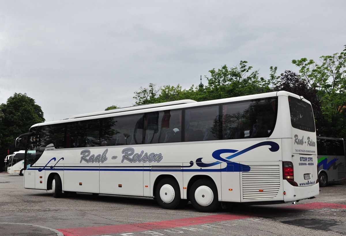 Setra 416 GT-HD von Raab Reisen aus �sterreich am 21.5.2015 in Krems.