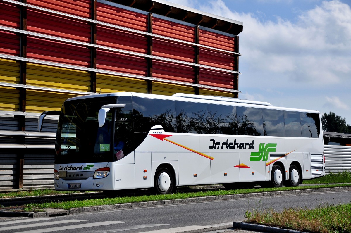 Setra 417 GT-HD von Dr. Richard aus Wien am 24.Mai 2014 in Krems unterwegs.