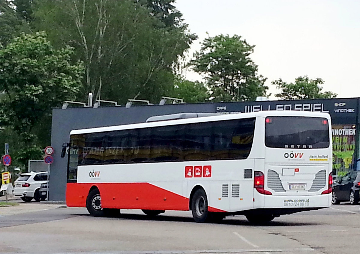 Setra 417 UL Business von Stern Hafferl Verkehr O�VV (Ober�sterreichischer Verkehrsverbund) in Krems gesehen.