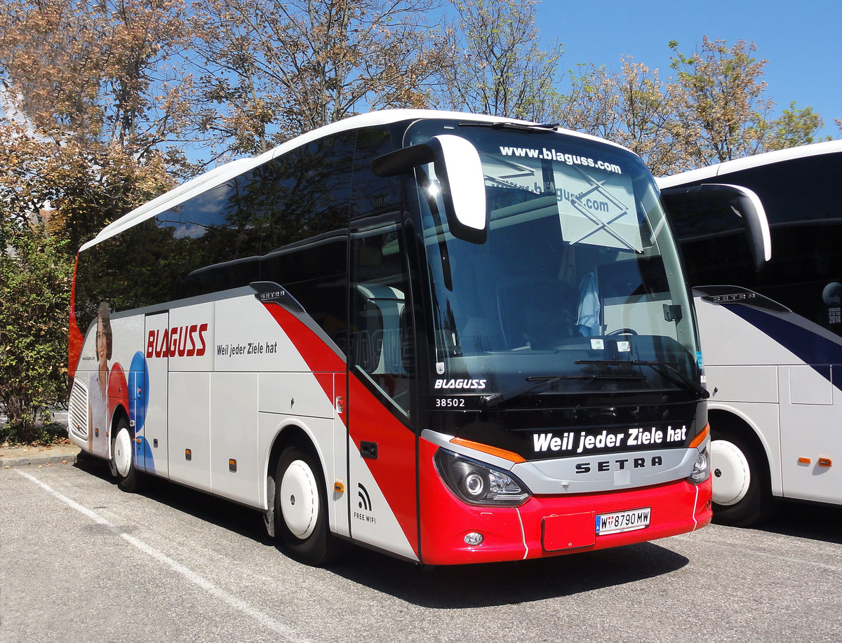 Setra 511 HD von Blaguss Reisen aus Wien in Krems.