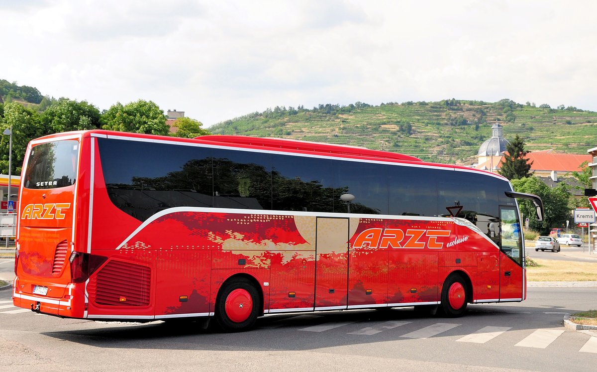 Setra 515 HD von Arzt Reisen aus der BRD in Krems unterwegs.