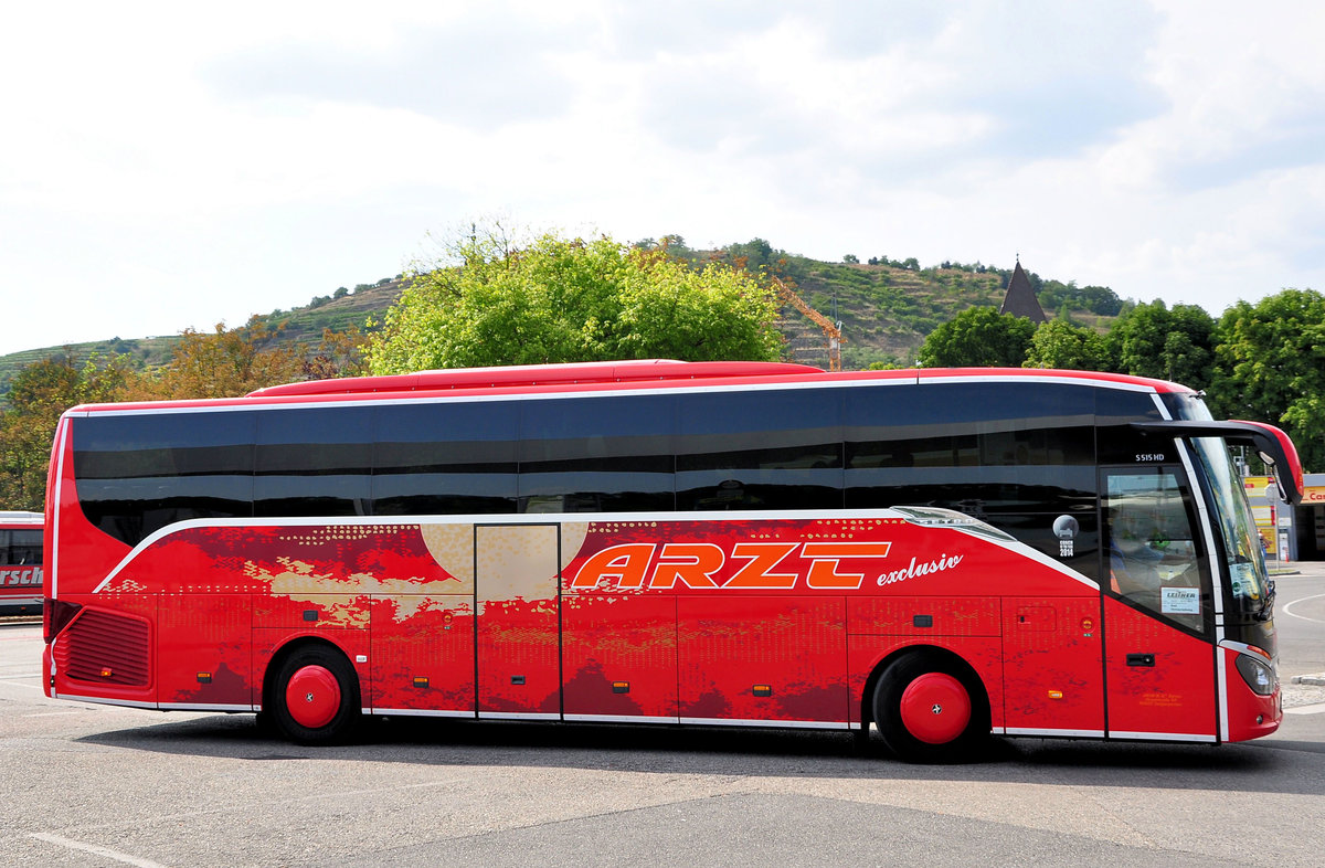 Setra 515 HD von Arzt Reisen aus der BRD in Krems unterwegs.