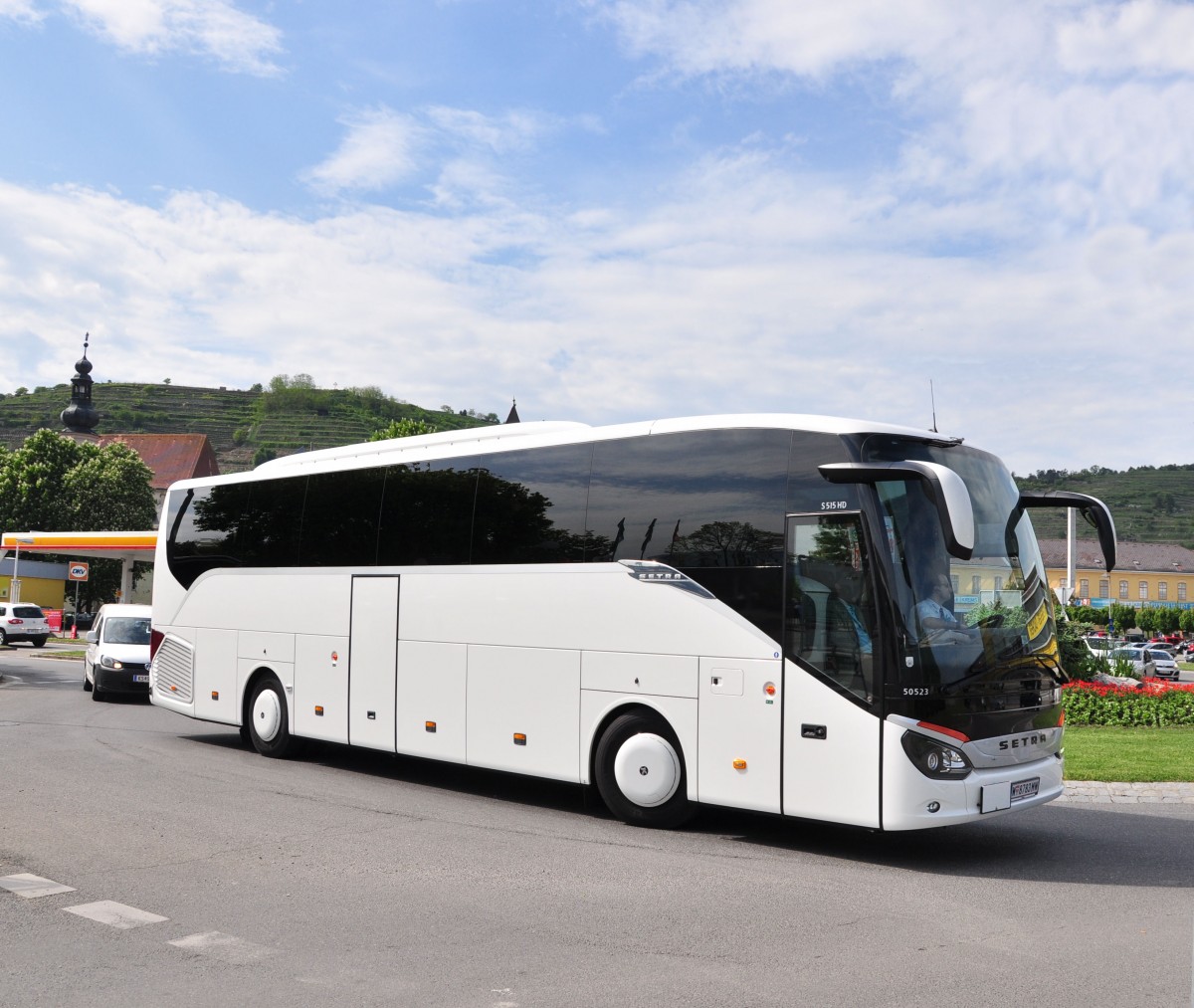 Setra 515 HD aus Wien am 8.5.2015 in Krems unterwegs.