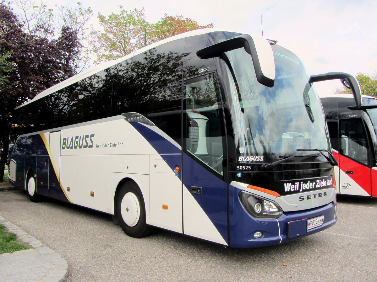 Setra 515 HD von Blaguss Reisen aus Wien in Krems gesehen.