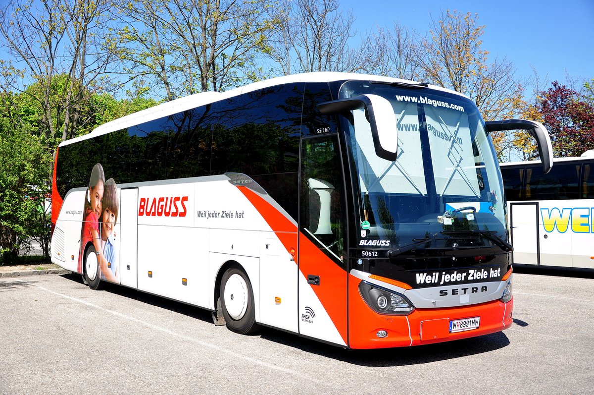 Setra 515 HD von Blaguss Reisen aus Wien in Krems gesehen.