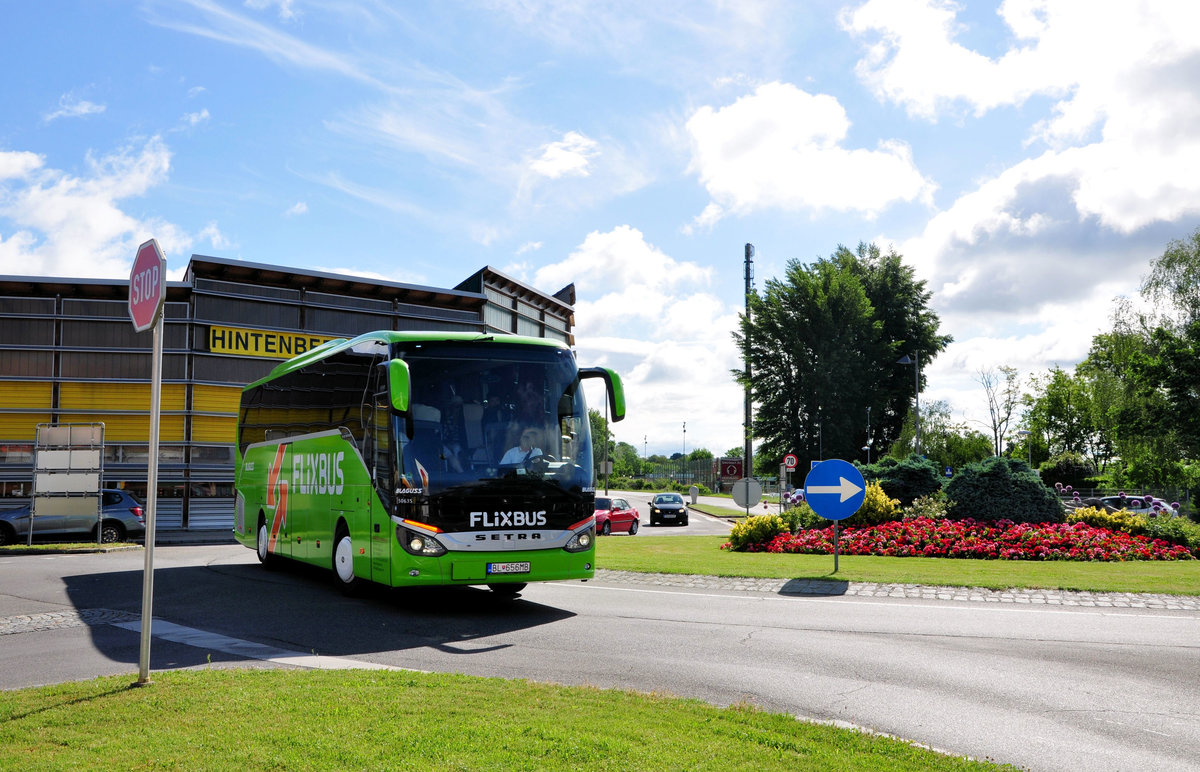 Setra 515 HD von Blaguss/SK Flixbus in Krems unterwegs.