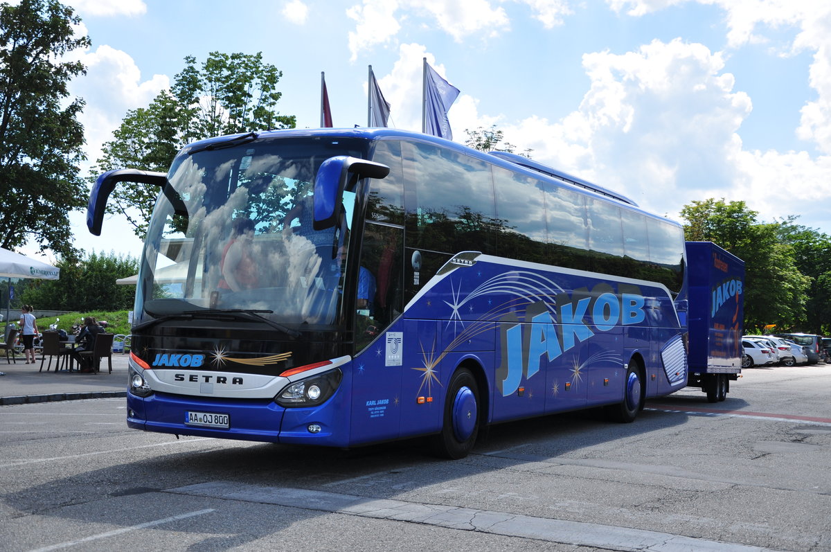 Setra 515 HD von Jakob Reisen aus der BRD mit Radanh�nger in Krems gesehen.