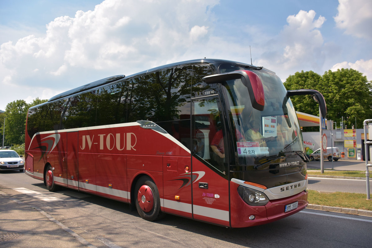 Setra 515 HD von JV - Tour aus der CZ im Mai 2018 in Krems.