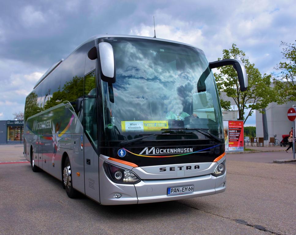 Setra 515 HD von M�ckenhausen Reisen aus der BRD in Krems.
