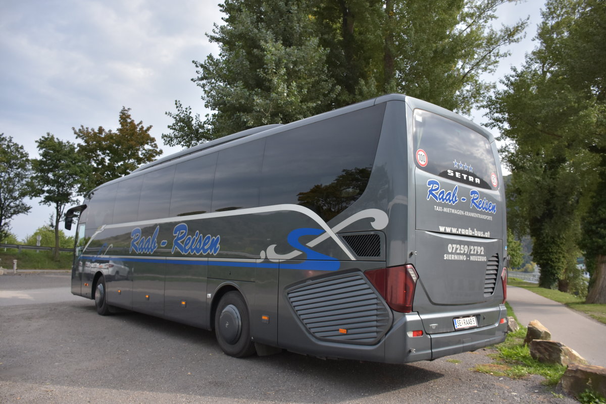 Setra 515 HD von Raab Reisen aus sterreich bei Krems gesehen,09/2017.