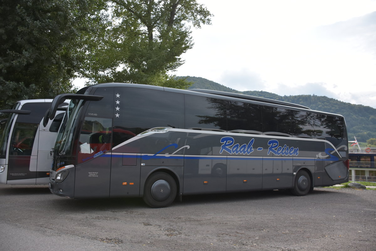 Setra 515 HD von Raab Reisen aus sterreich bei Krems gesehen,09/2017.