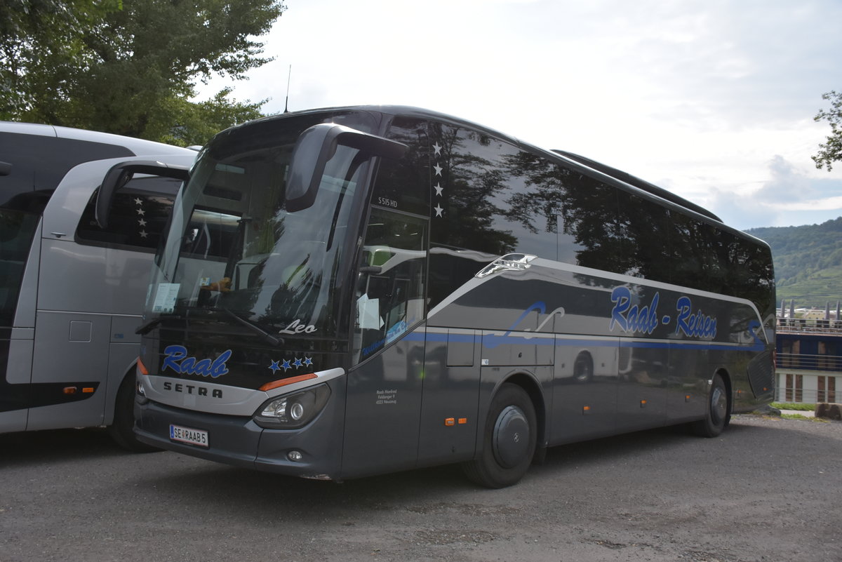 Setra 515 HD von Raab Reisen aus sterreich bei Krems gesehen,09/2017.