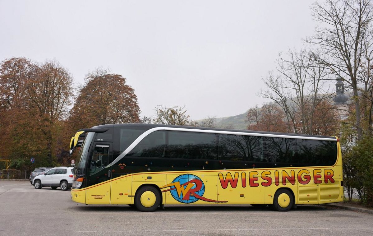 Setra 515 HD von WIESINGER Reisen aus Ober�sterreich 2017 in Krems gesehen.