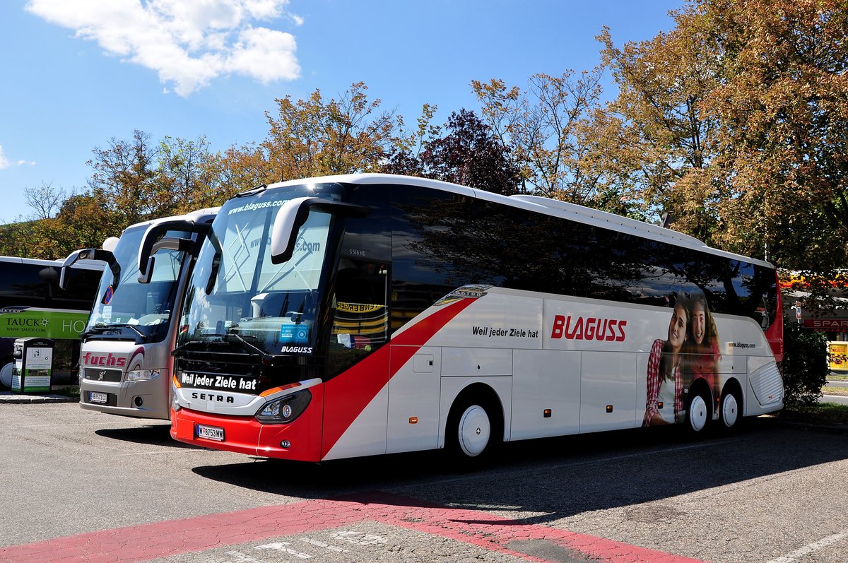 Setra 516 HD von Blaguss Reisen aus Wien in Krems gesehen.