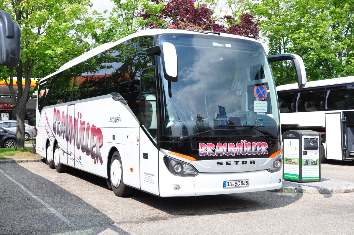 Setra 516 HD von Braum�ller Reisen aus der BRD in Krems gesehen.