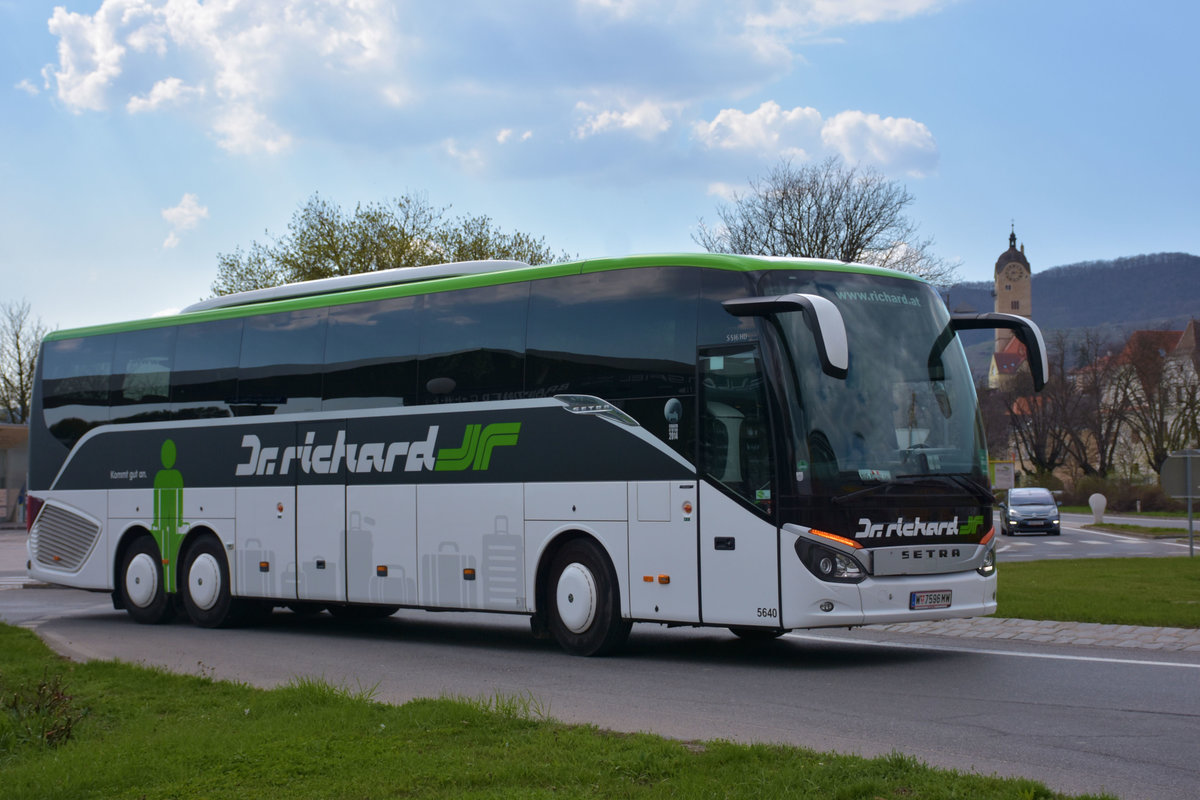 Setra 516 HD von Dr. Richard Reisen aus Wien in Krems.