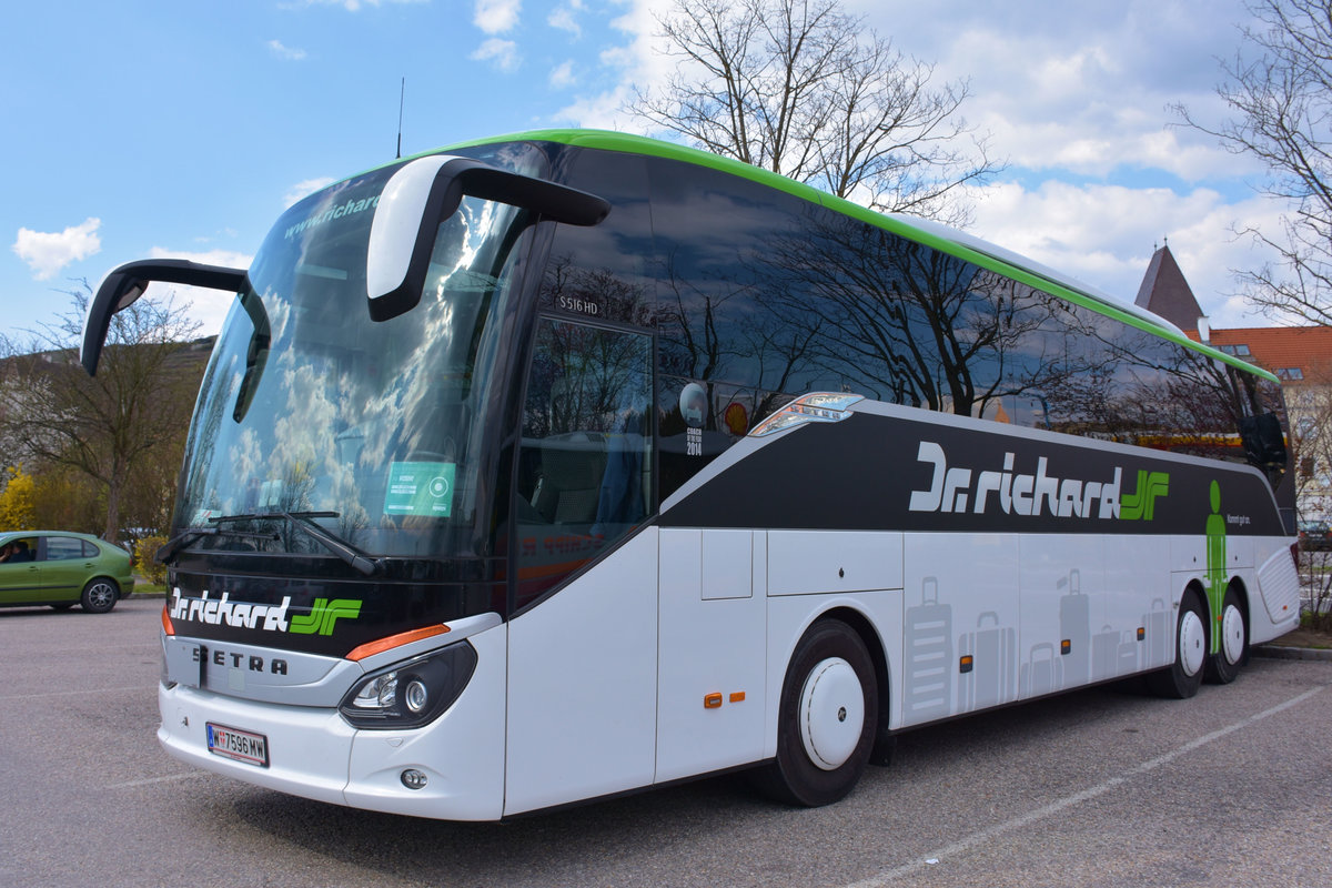 Setra 516 HD von Dr. Richard Reisen aus Wien in Krems.