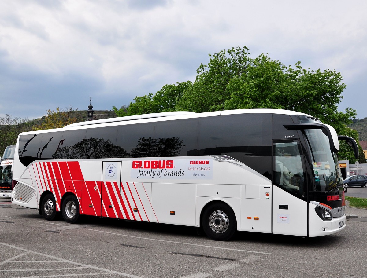 Setra 516 HD von Globus aus Polen am 30.4.2015 in Krems.