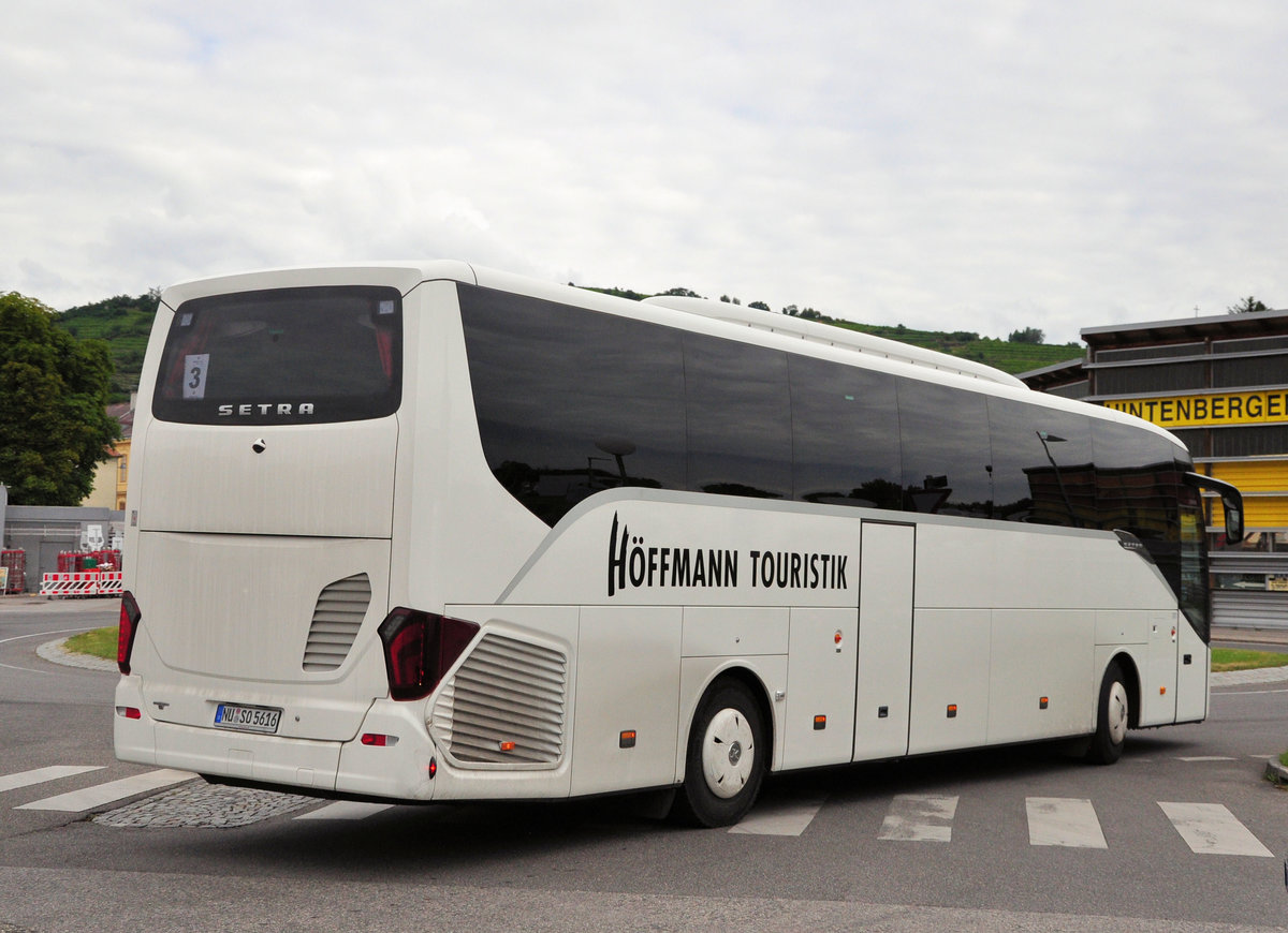 Setra 516 HD von der H�ffmann Touristik aus der BRD in Krems gesehen.