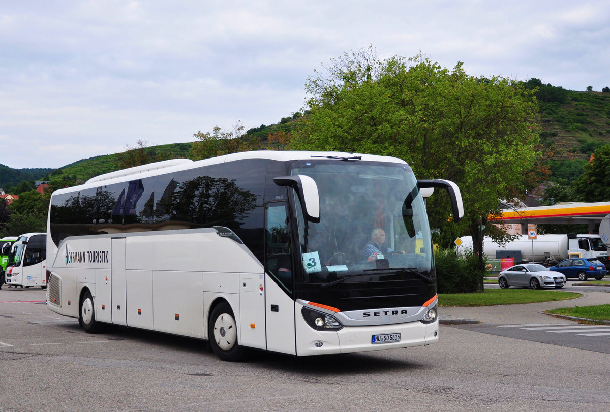 Setra 516 HD von der H�ffmann Touristik aus der BRD in Krems gesehen.