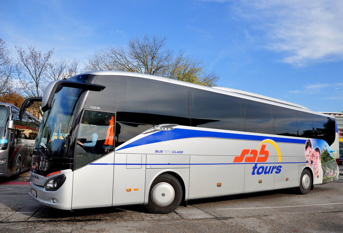 Setra 516 HD von SAB tours aus Linz/Ober�sterreich in Krems gesehen.