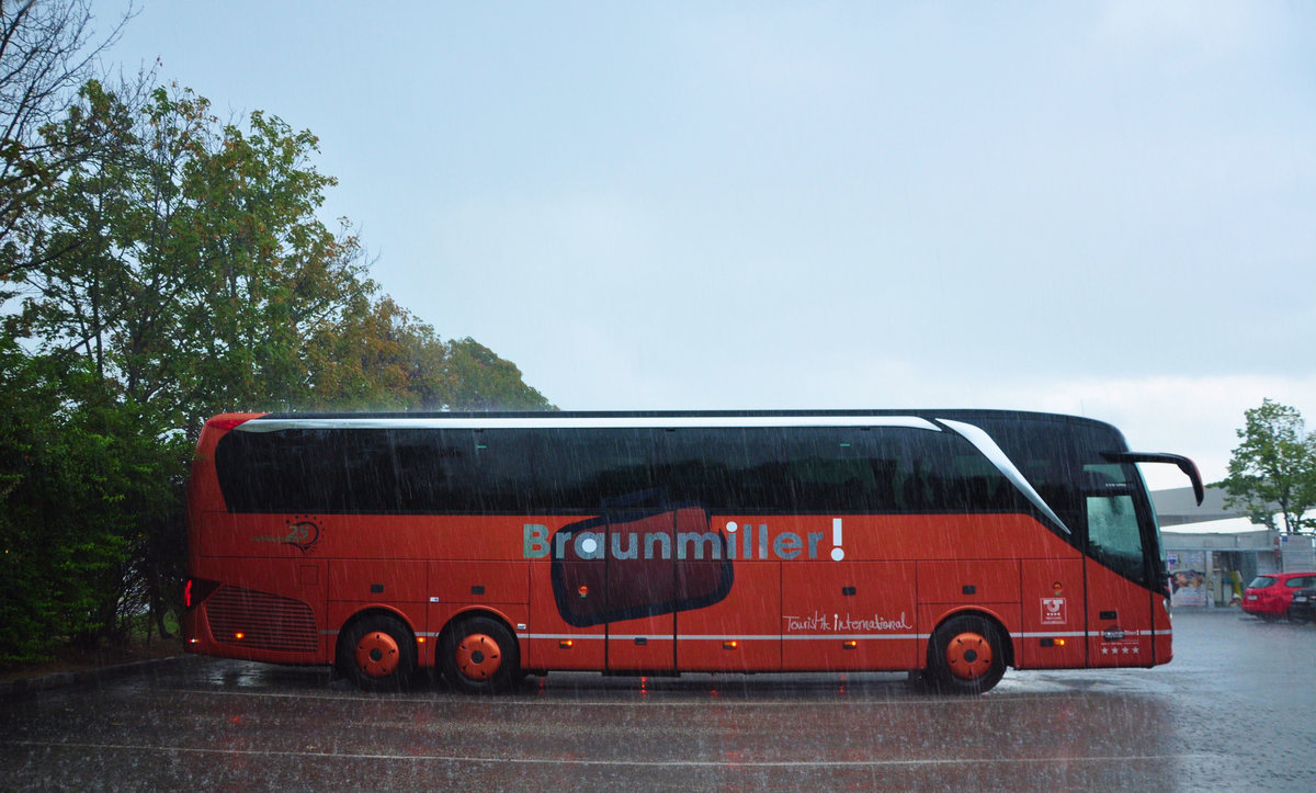 Setra 516 HDH von Thomas Braunmiller Reisen aus der BRD bei str�mendem Regen in Krems gesehen.