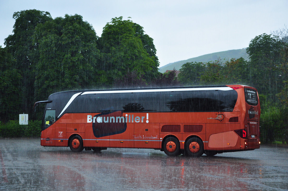 Setra 516 HDH von Thomas Braunmiller Reisen aus der BRD bei str�mendem Regen in Krems gesehen.