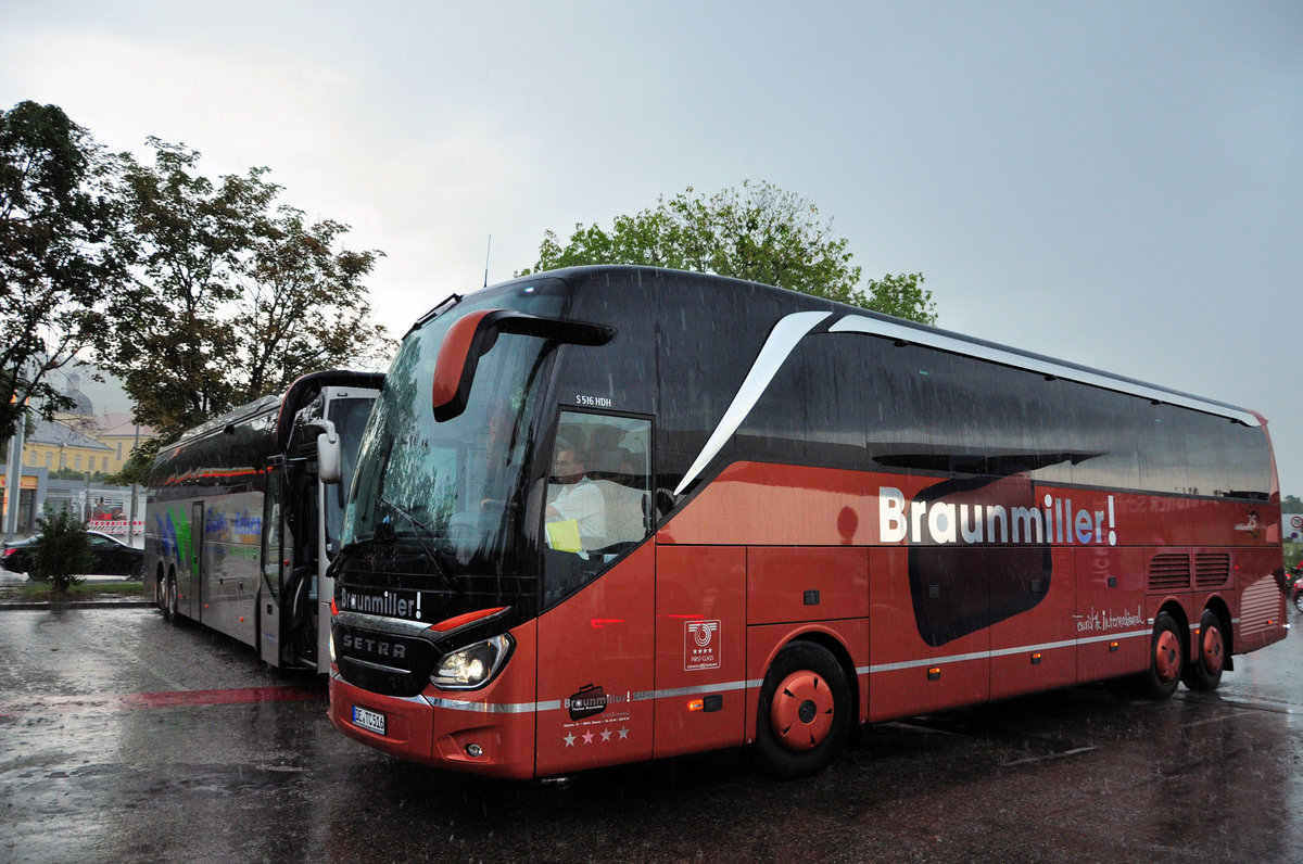 Setra 516 HDH von Thomas Braunmiller Reisen aus der BRD bei str�mendem Regen in Krems gesehen.
