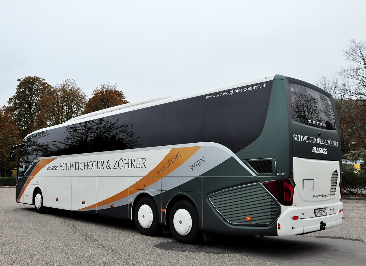 Setra 517 HD von Blaguss Reisen (ex Schweighofer & Z�hrer) aus Salzburg in Krems gesehen.