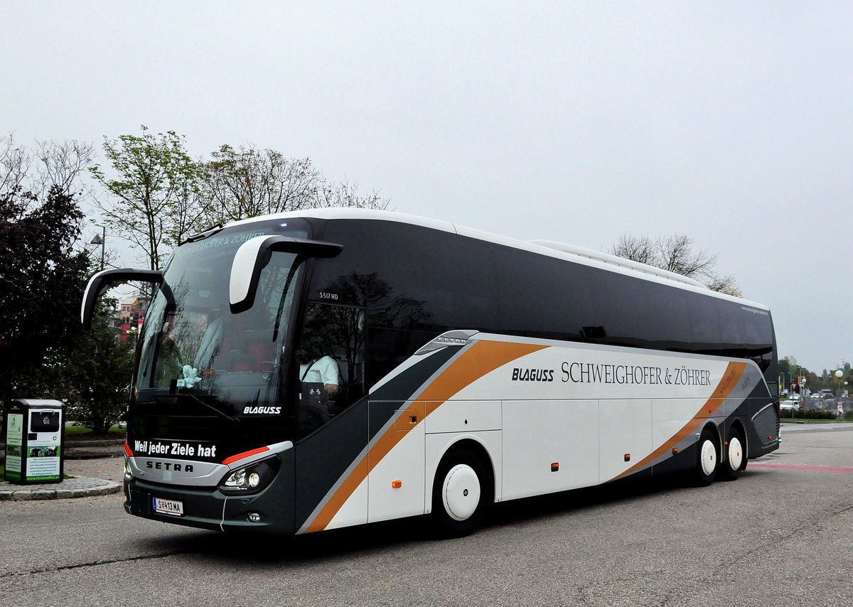 Setra 517 HD von Blaguss Reisen (ex Schweighofer & Z�hrer) aus Salzburg in Krems gesehen.