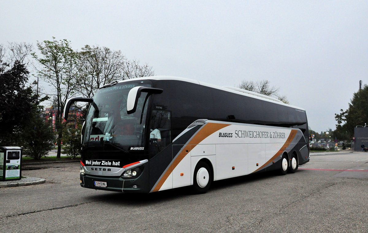 Setra 517 HD von Blaguss Reisen (ex Schweighofer & Z�hrer) aus Salzburg in Krems gesehen.