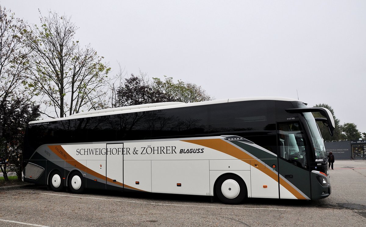 Setra 517 HD von Blaguss Reisen (ex Schweighofer & Z�hrer) aus Salzburg in Krems gesehen.